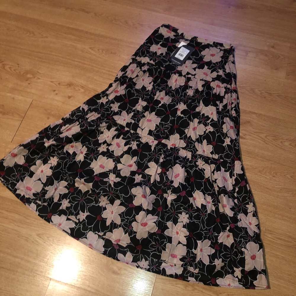 Black skirt w/ Floral accents 🌸